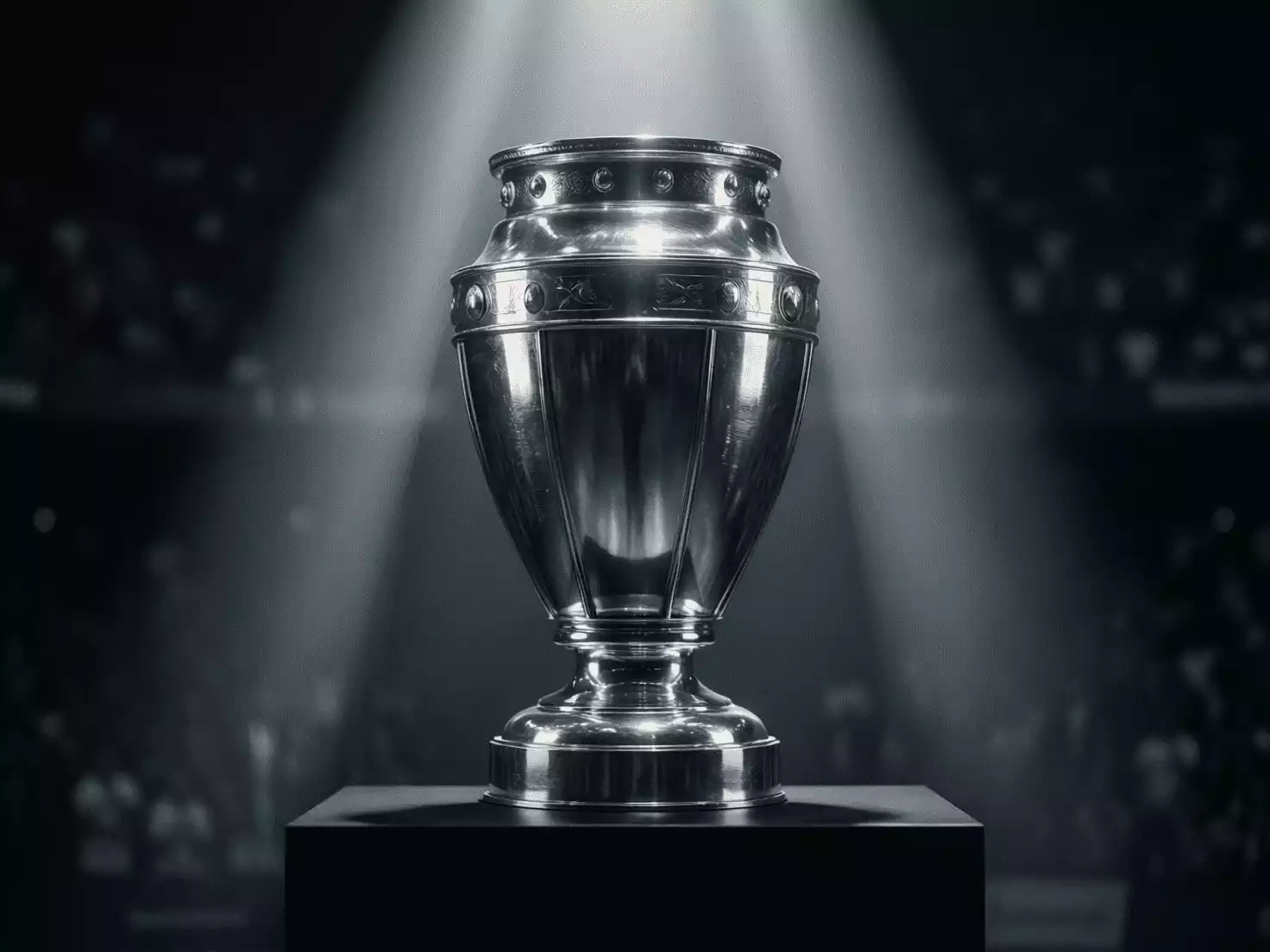 Trofeo de la Liga MX exhibido con iluminación dramática