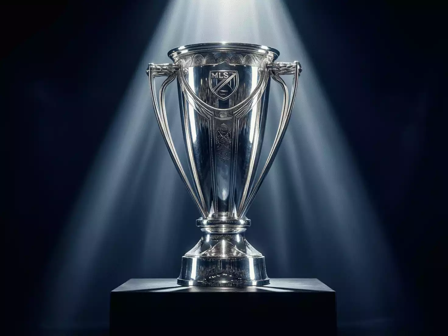 Trofeo de la MLS Cup exhibido sobre un pedestal con iluminación dramática